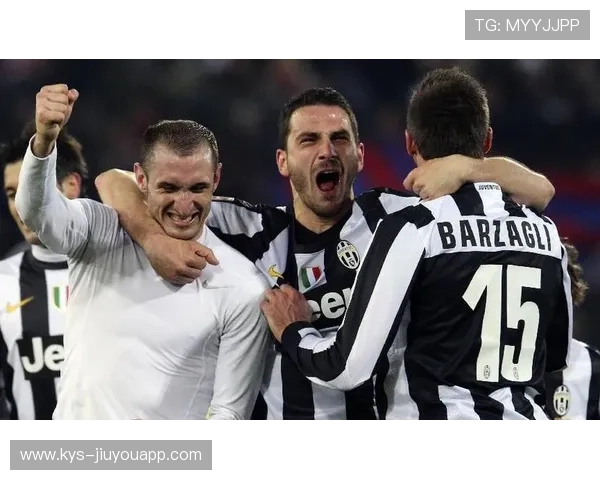 博努奇防守稳固,多次解围奠定胜局:铁壁背后的胜负转折